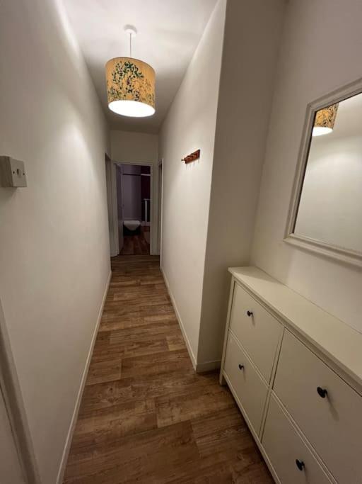Entire 2 Bed Flat In Leilighet London