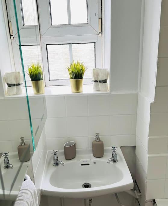 Entire 2 Bed Flat In Leilighet
