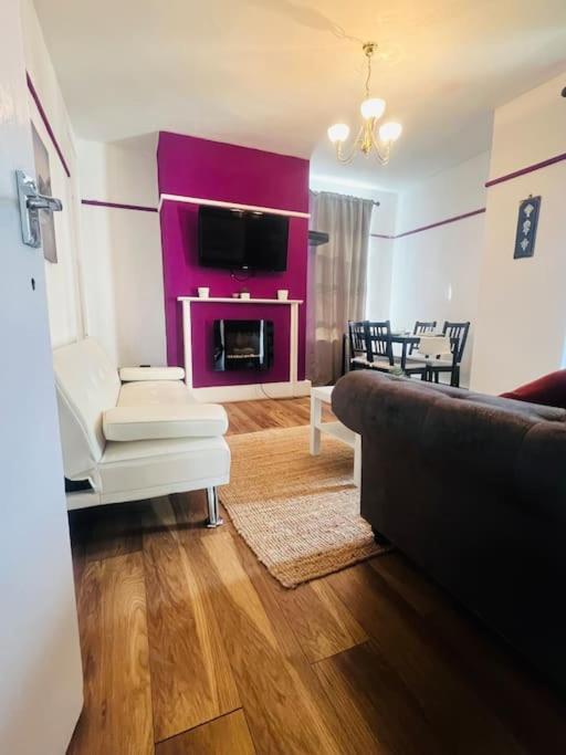 Entire 2 Bed Flat In * London