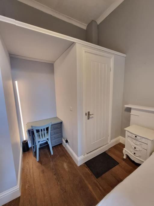 Earls Ct With Terrace Apartment