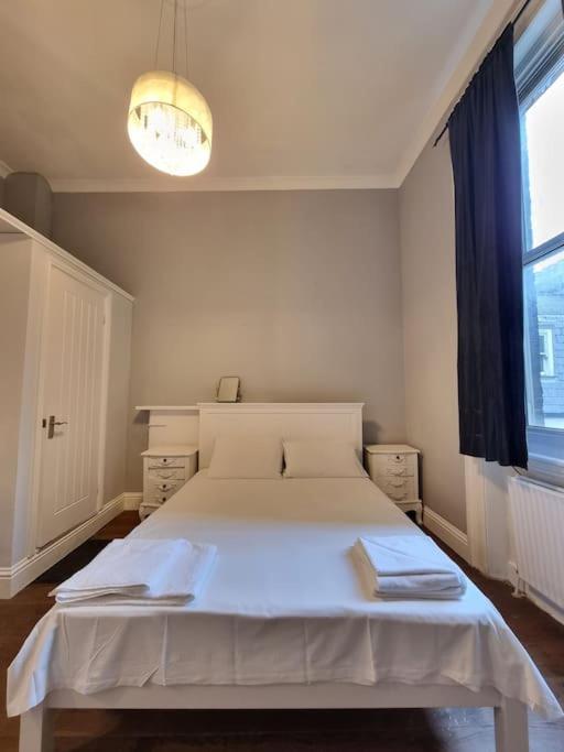 Earls Ct With Terrace Apartment