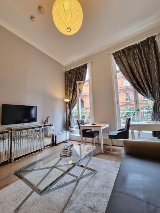 Earls Ct With Terrace Apartment