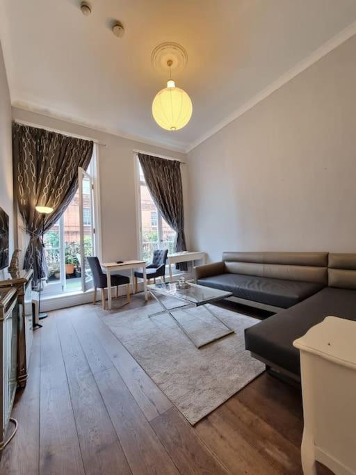 Earls Ct With Terrace Apartment
