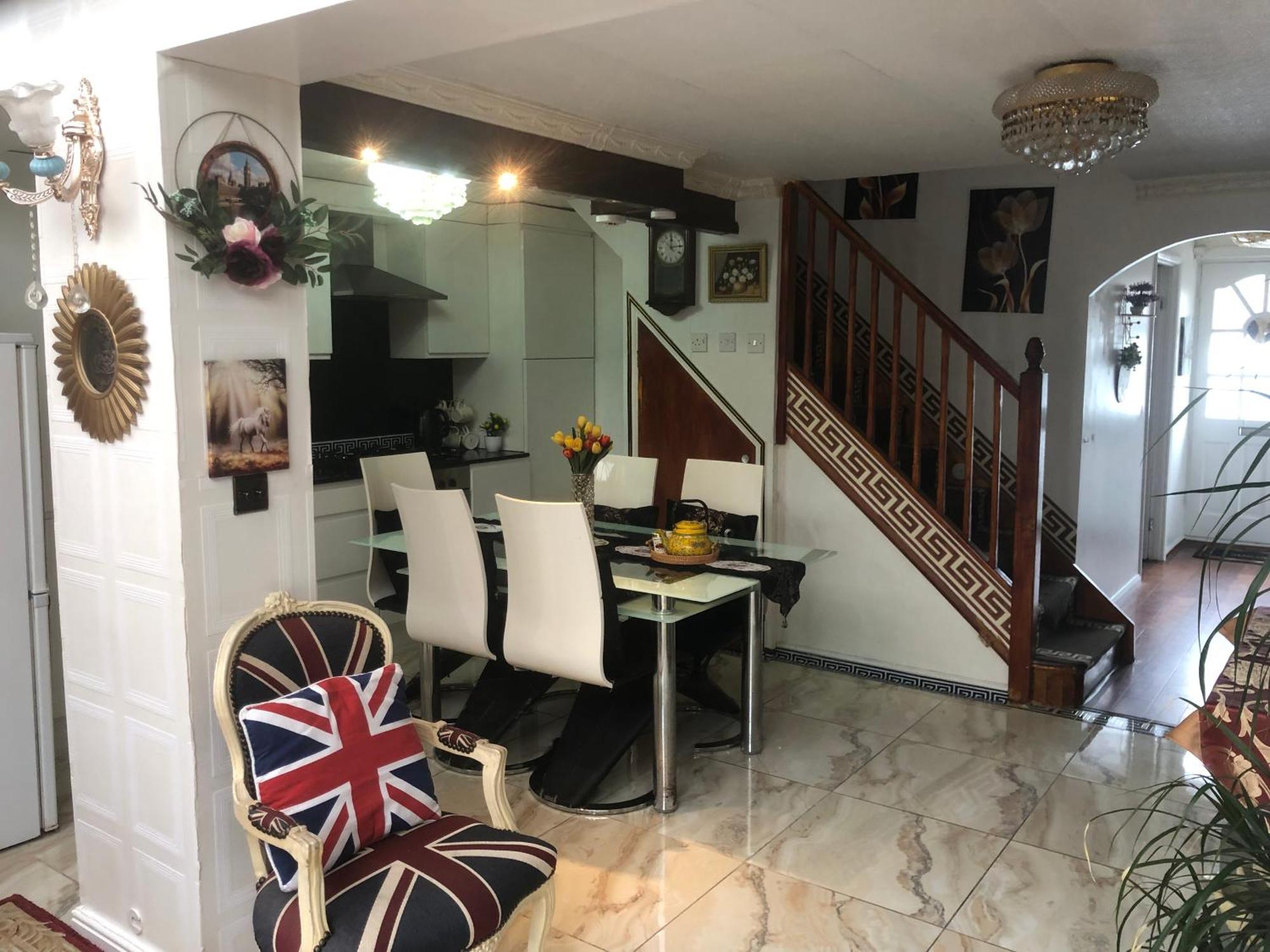 Cheerful 4 Bedroom House With Garden Free Parking *
