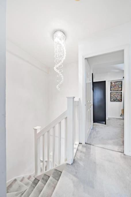 Modern 3 Bedroom, 3 Bathroom, Parking, River View Leilighet