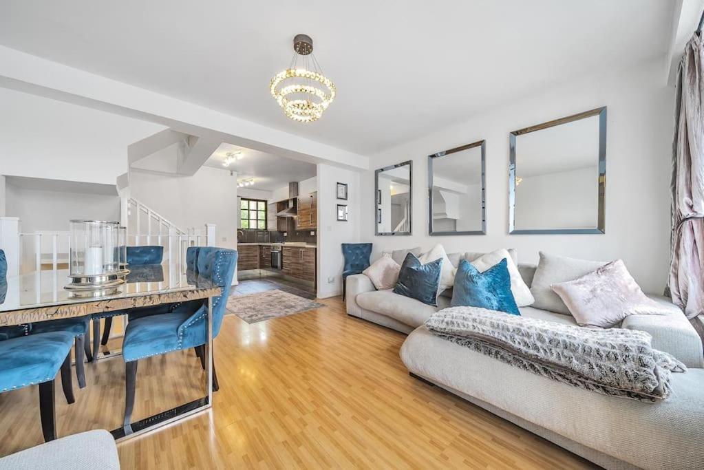 Modern 3 Bedroom, 3 Bathroom, Parking, River View Leilighet *