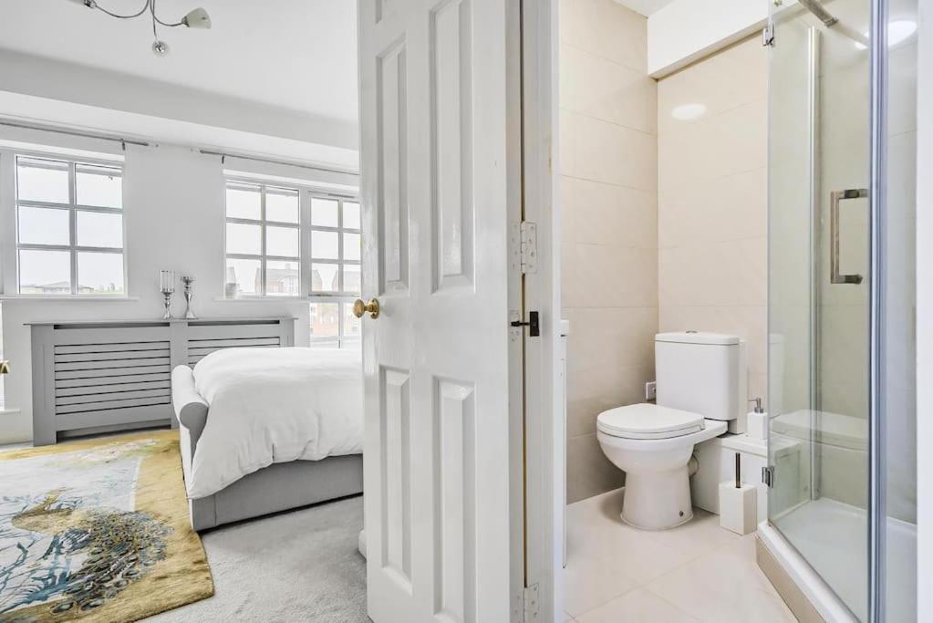 Modern 3 Bedroom, 3 Bathroom, Parking, River View Leilighet London