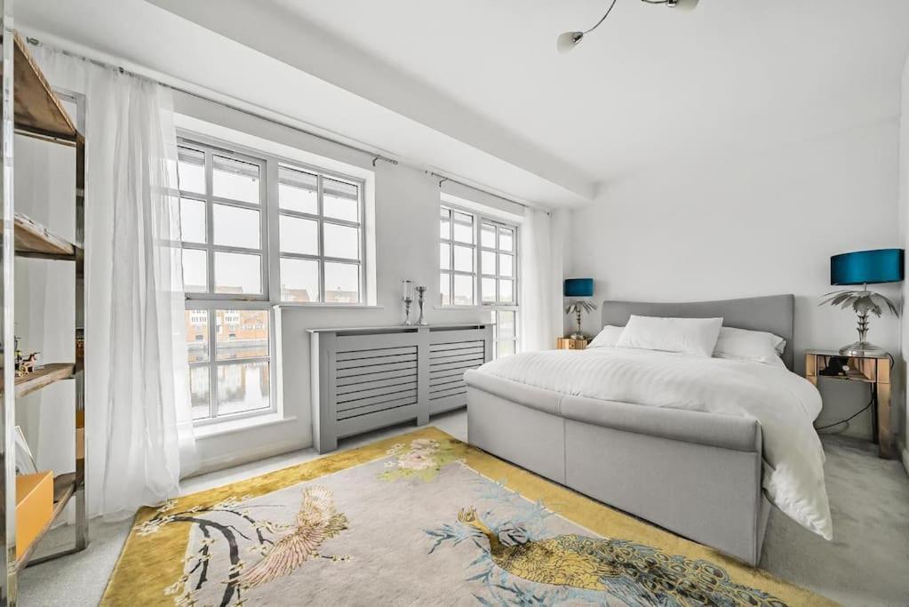 Modern 3 Bedroom, 3 Bathroom, Parking, River View Leilighet London