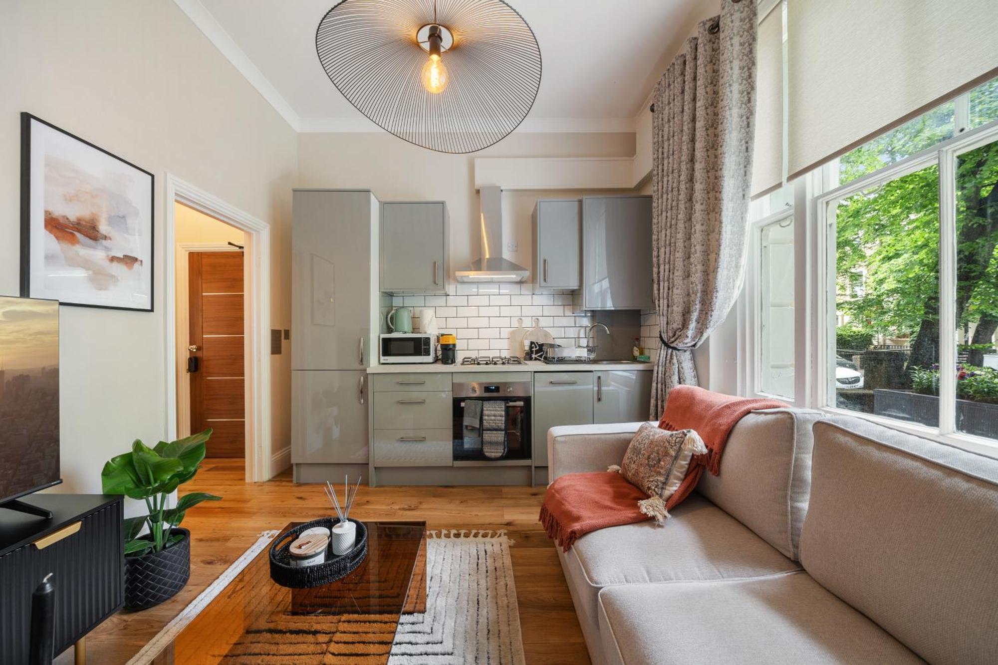 Apartment House Of Cambridge Gardens In Notting Hill *