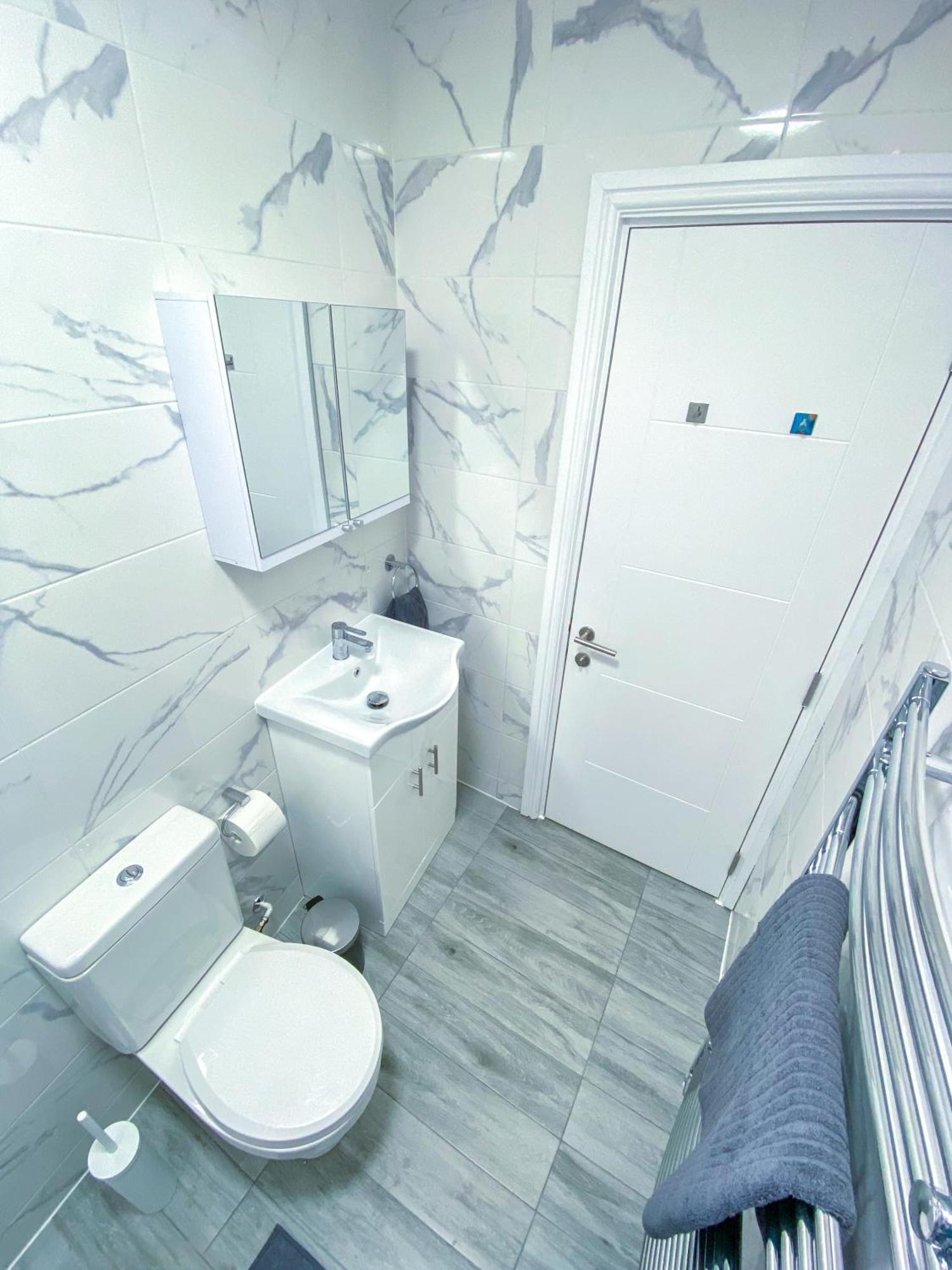 Modern 1-bedroom Flat, 5 Guest, - F2 Appartement Londen