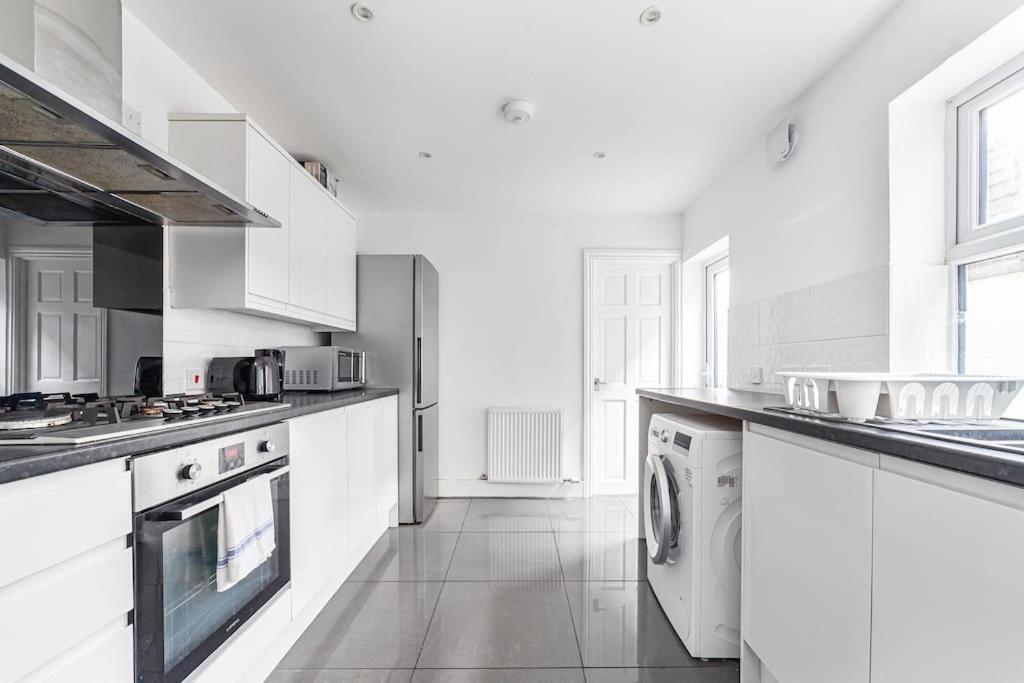 Spacious & Chic 3-bed House Near Central Apartment