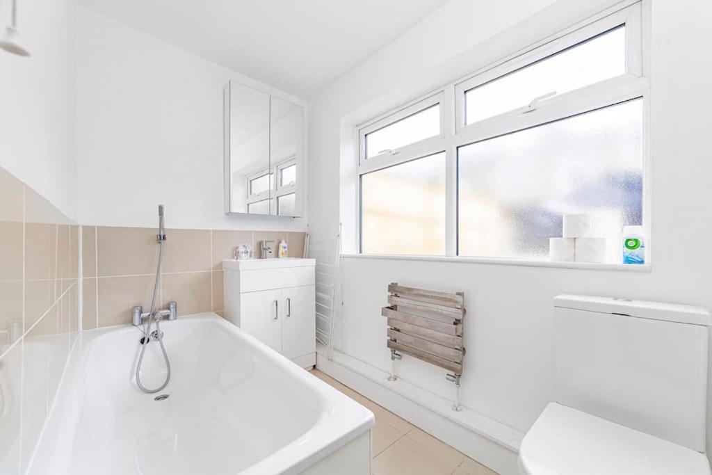 Spacious & Chic 3-bed House Near Central London