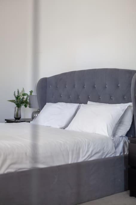 Spacious & Chic 3-bed House Near Central Apartment