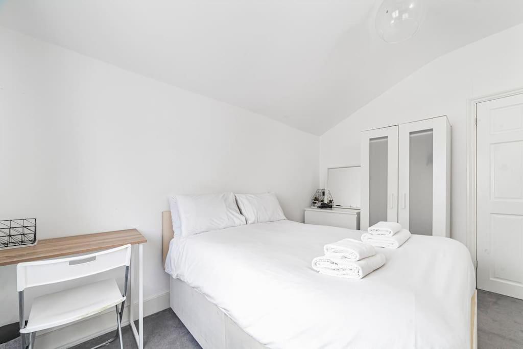 Spacious & Chic 3-bed House Near Central Apartment