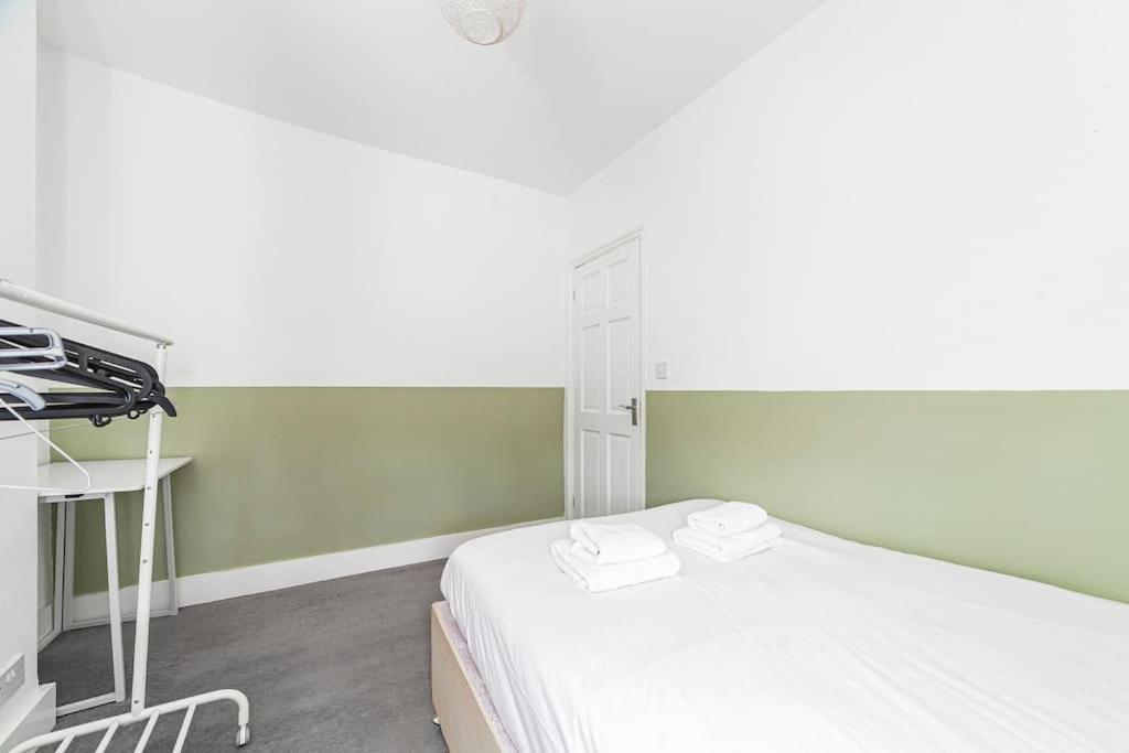 Spacious & Chic 3-bed House Near Central Apartment *