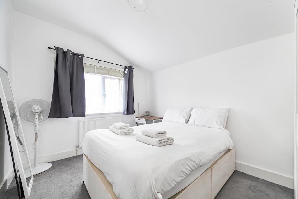 Spacious & Chic 3-bed House Near Central Apartment London