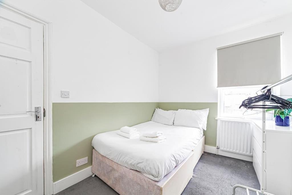 Spacious & Chic 3-bed House Near Central Apartment London