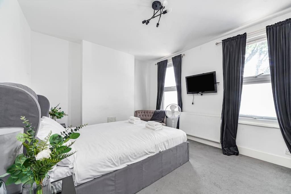 Spacious & Chic 3-bed House Near Central Apartment *