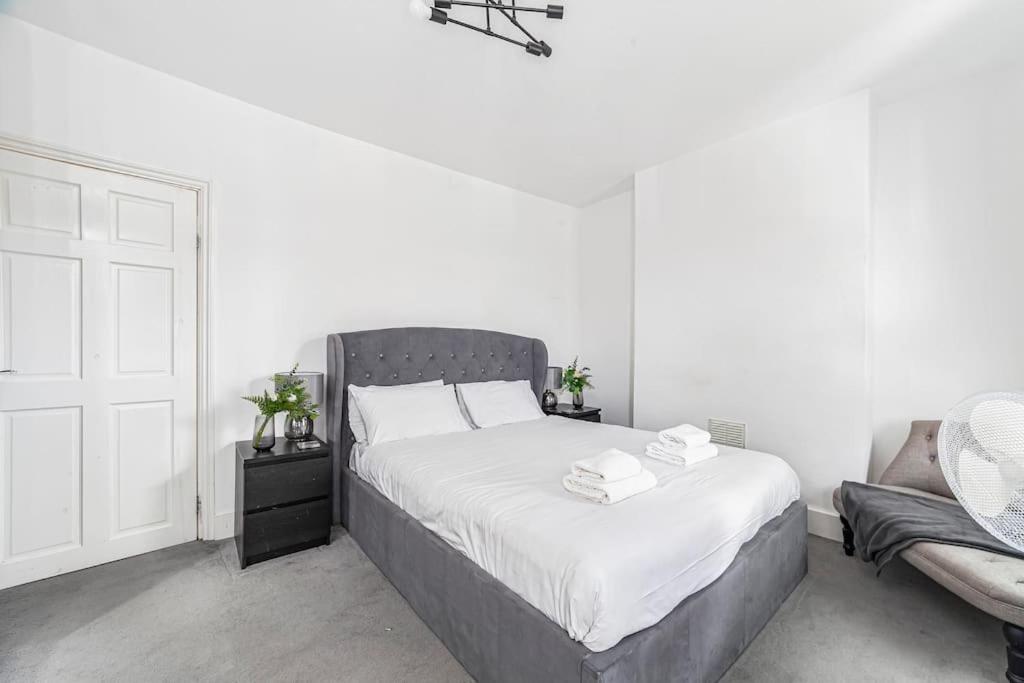 Spacious & Chic 3-bed House Near Central Apartment London