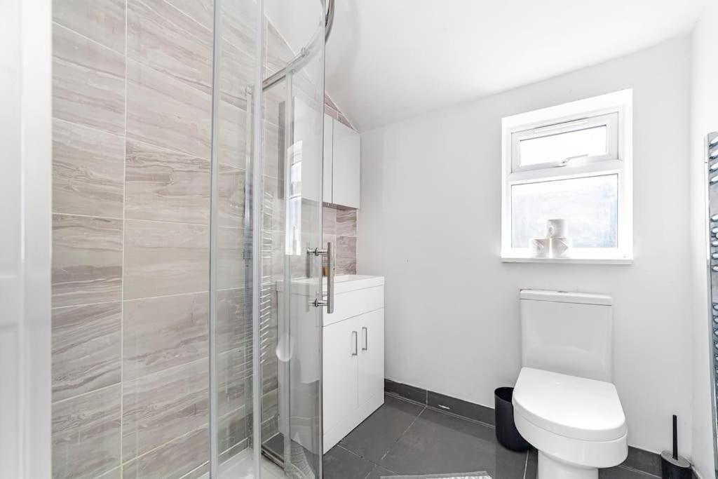 Spacious & Chic 3-bed House Near Central London