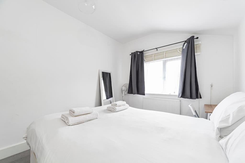 Spacious & Chic 3-bed House Near Central Apartment