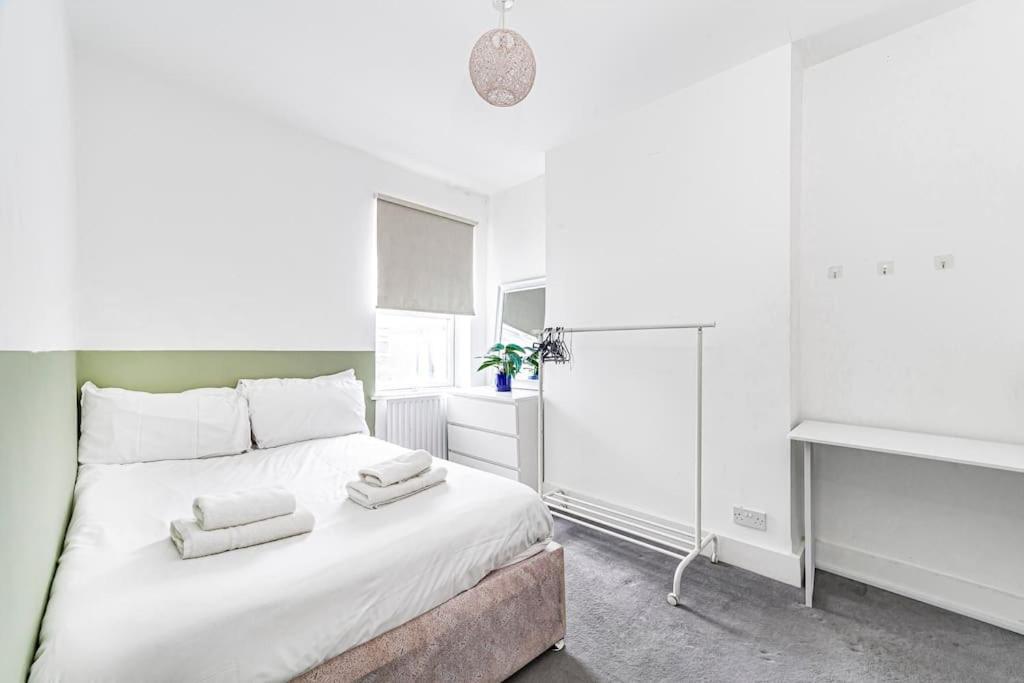 Spacious & Chic 3-bed House Near Central London
