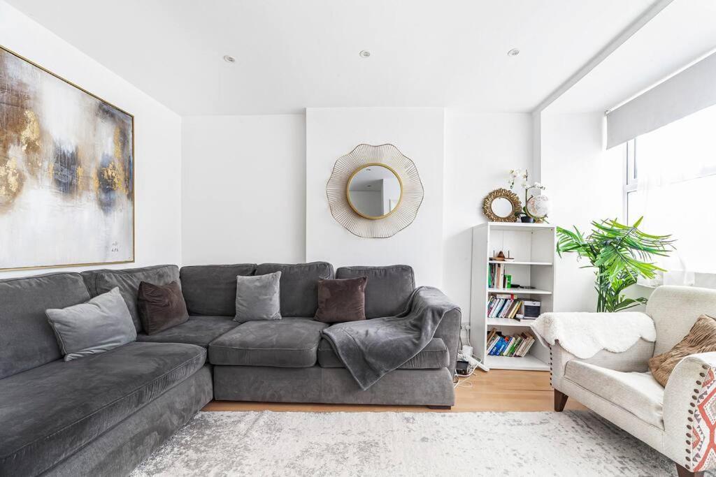 Spacious & Chic 3-bed House Near Central London