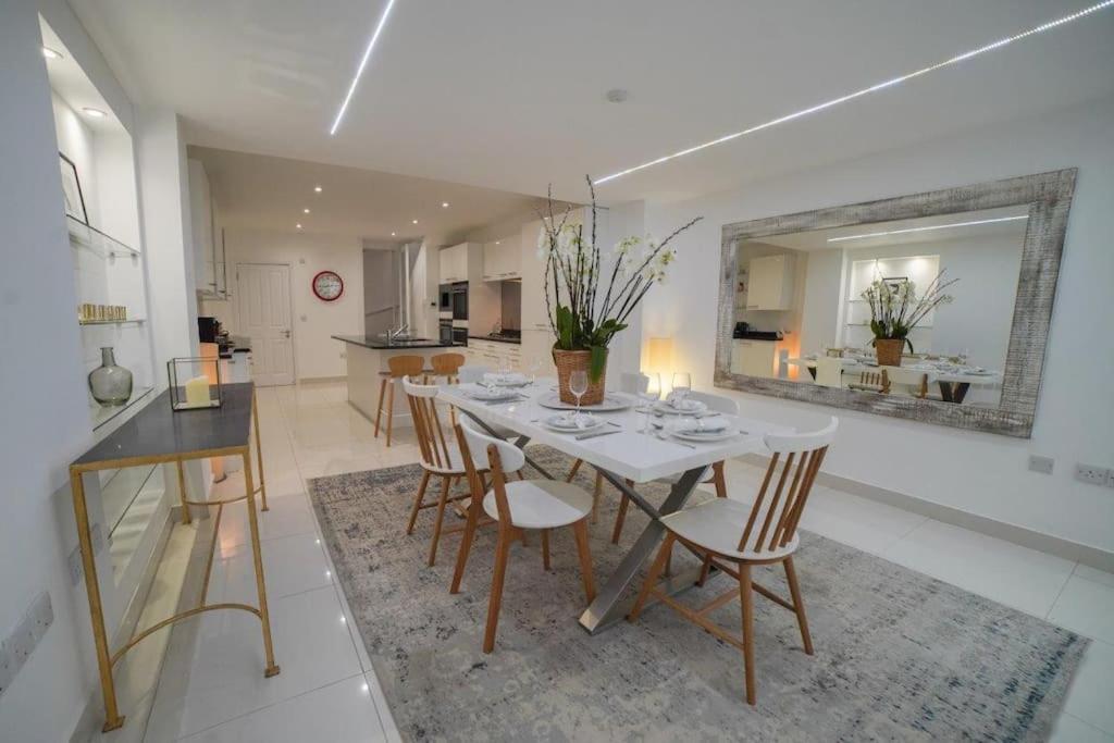 The Prestigious With Modern Elegance Apartment