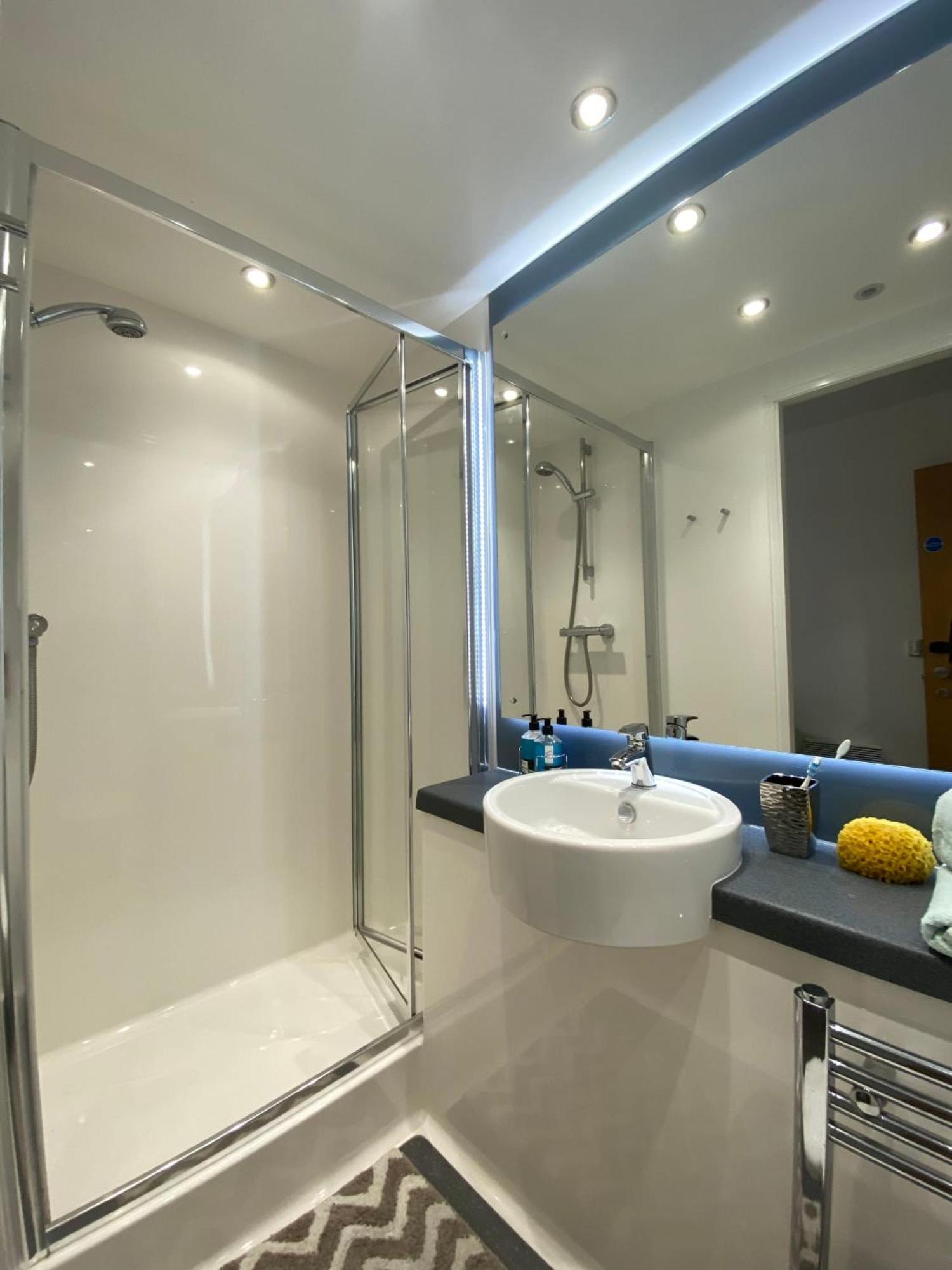 Chic Modern At Mannequin House In Apartment *