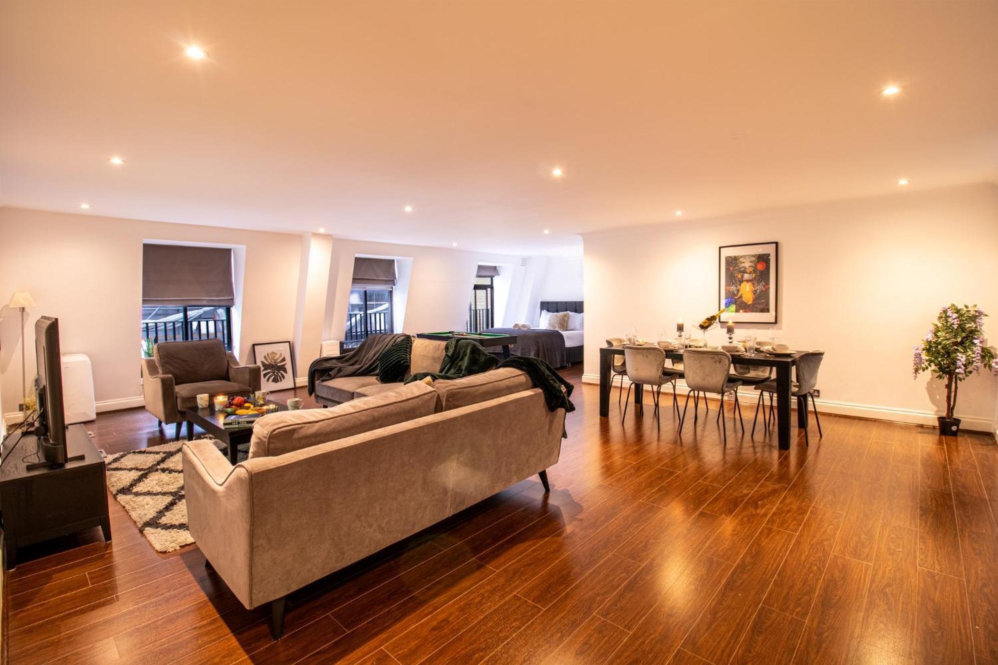 Spacious 2 Bedroom Flat With Pool Table Opposite Green Park 7 Apartment London