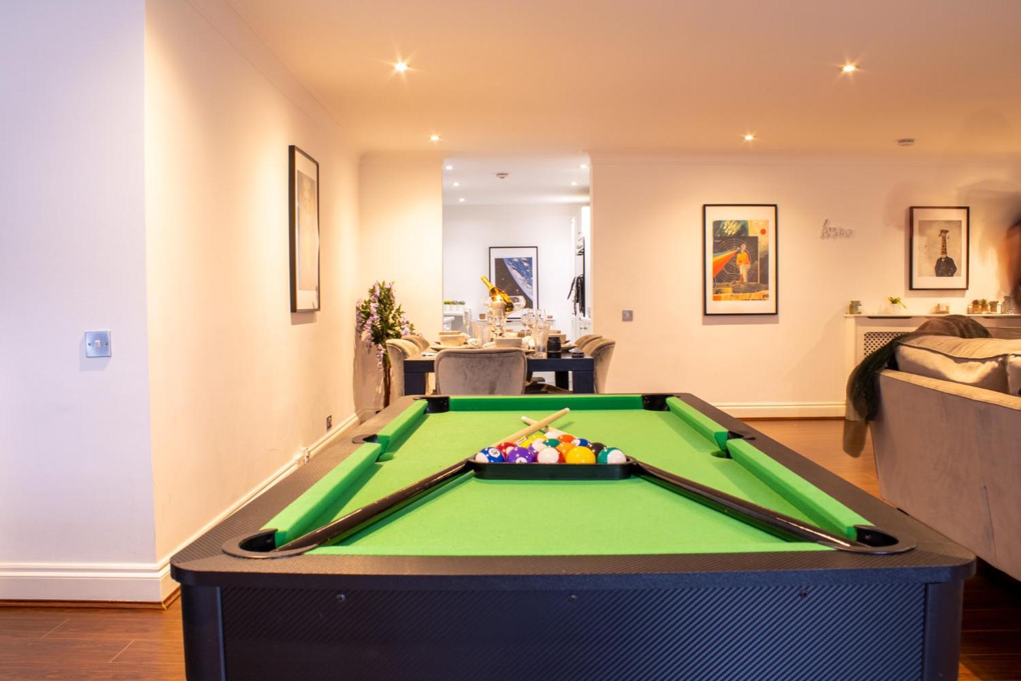 Spacious 2 Bedroom Flat With Pool Table Opposite Green Park 7 *