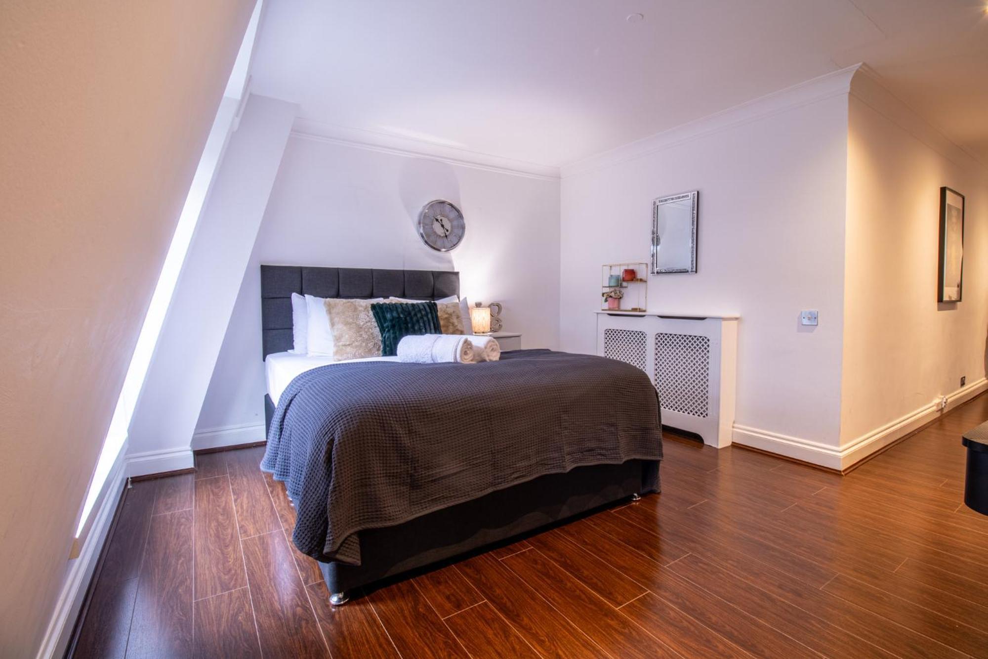 Spacious 2 Bedroom Flat With Pool Table Opposite Green Park 7 * London