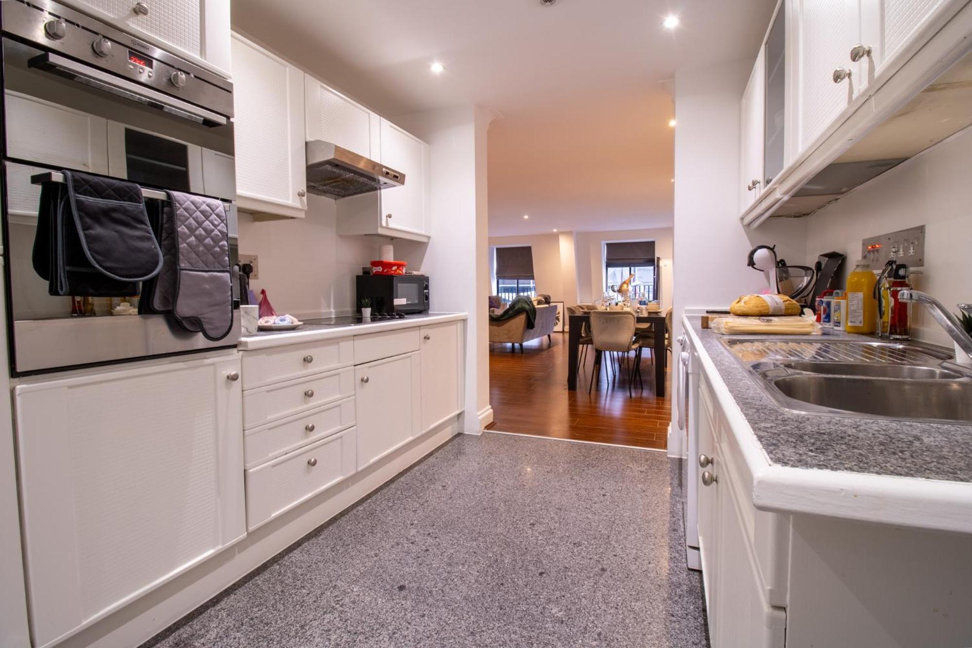 Apartment Spacious 2 Bedroom Flat With Pool Table Opposite Green Park 7