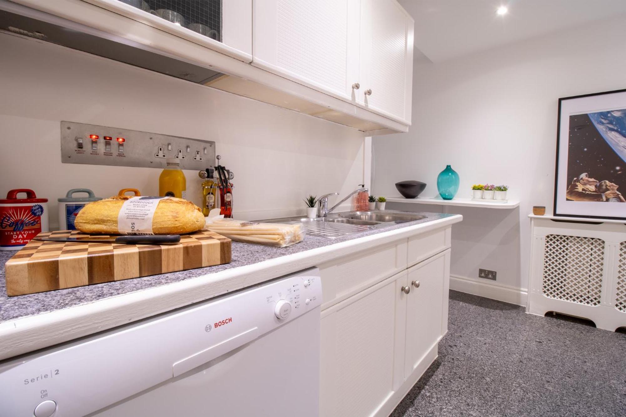 Spacious 2 Bedroom Flat With Pool Table Opposite Green Park 7 Apartment London
