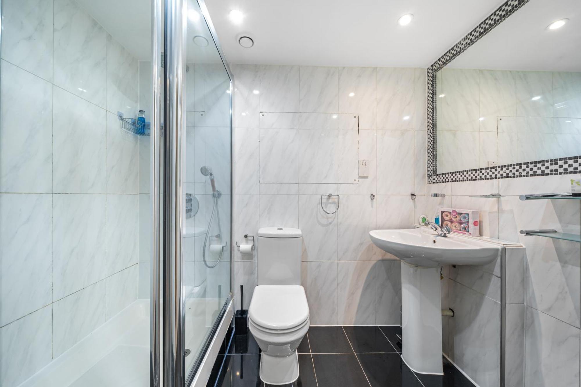 Spacious 2 Bedroom Flat With Pool Table Opposite Green Park 7 London