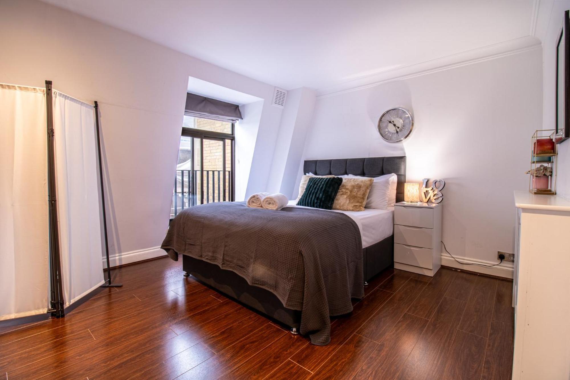 Spacious 2 Bedroom Flat With Pool Table Opposite Green Park 7 * London