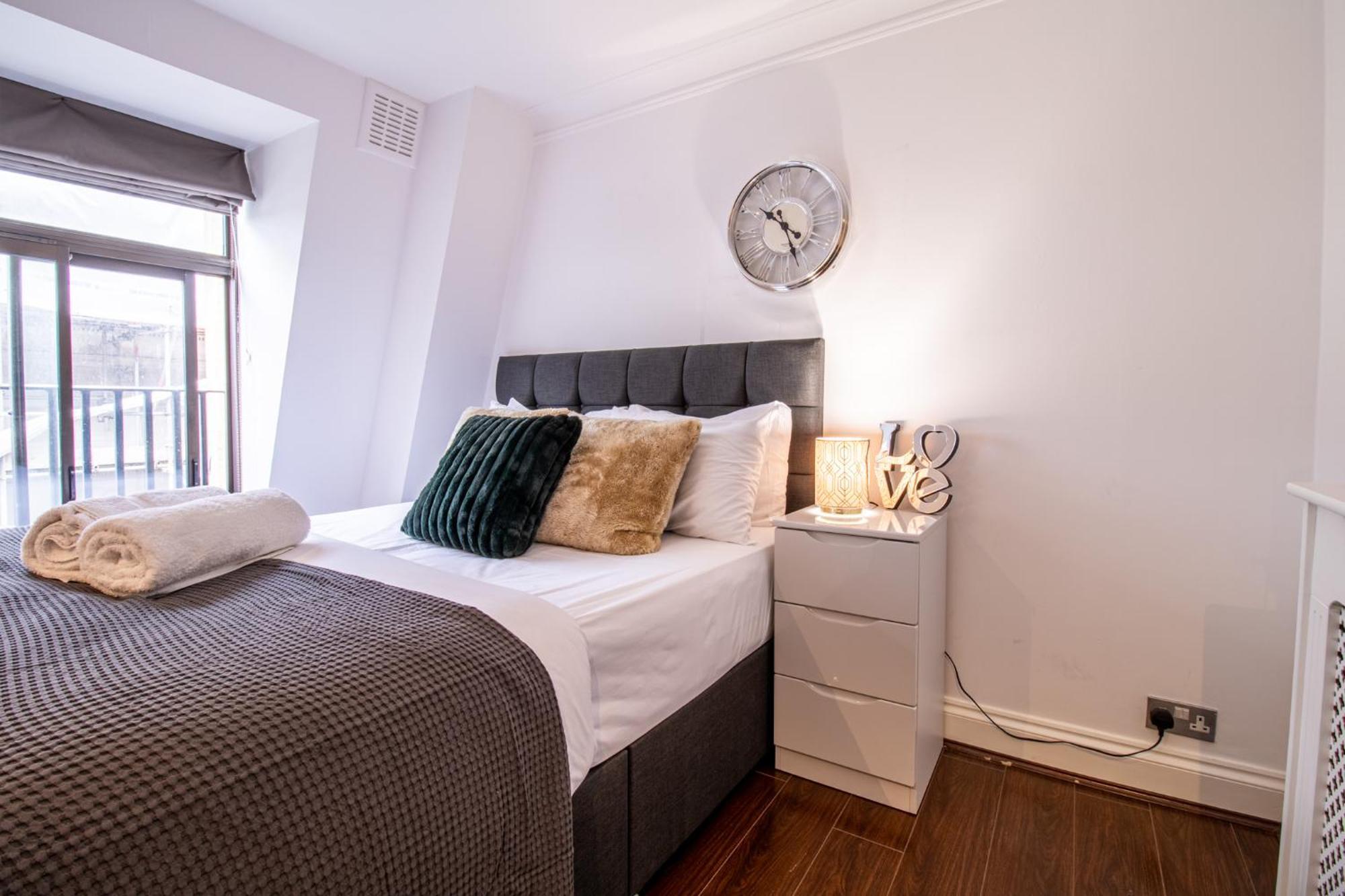 Spacious 2 Bedroom Flat With Pool Table Opposite Green Park 7 *