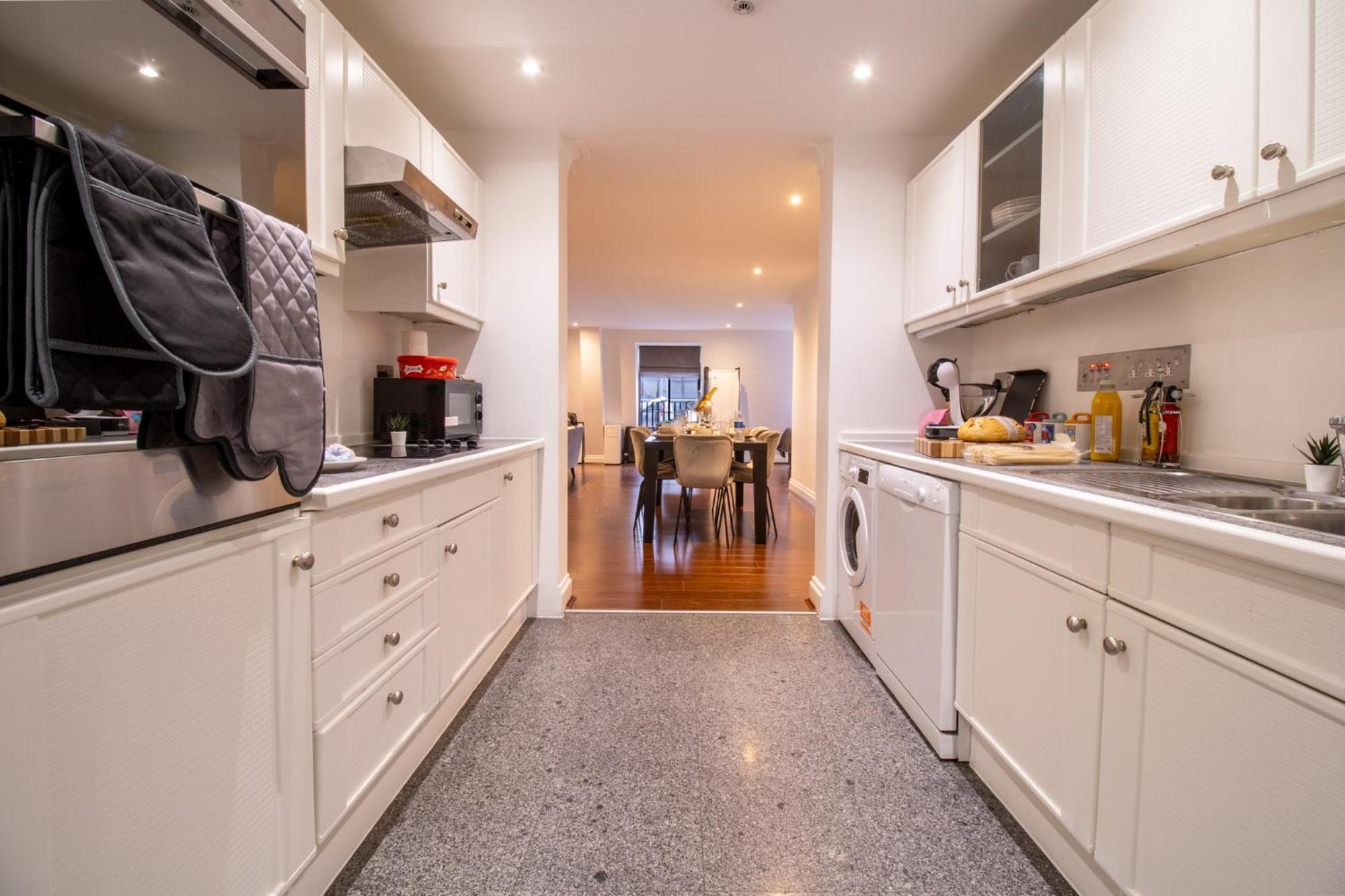 Spacious 2 Bedroom Flat With Pool Table Opposite Green Park 7 *