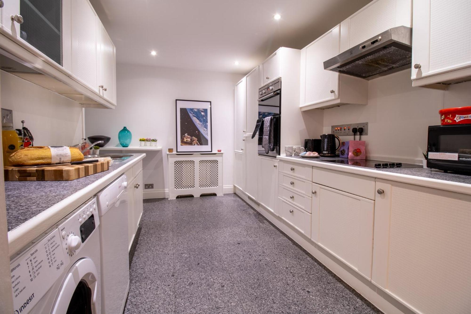 Spacious 2 Bedroom Flat With Pool Table Opposite Green Park 7 London