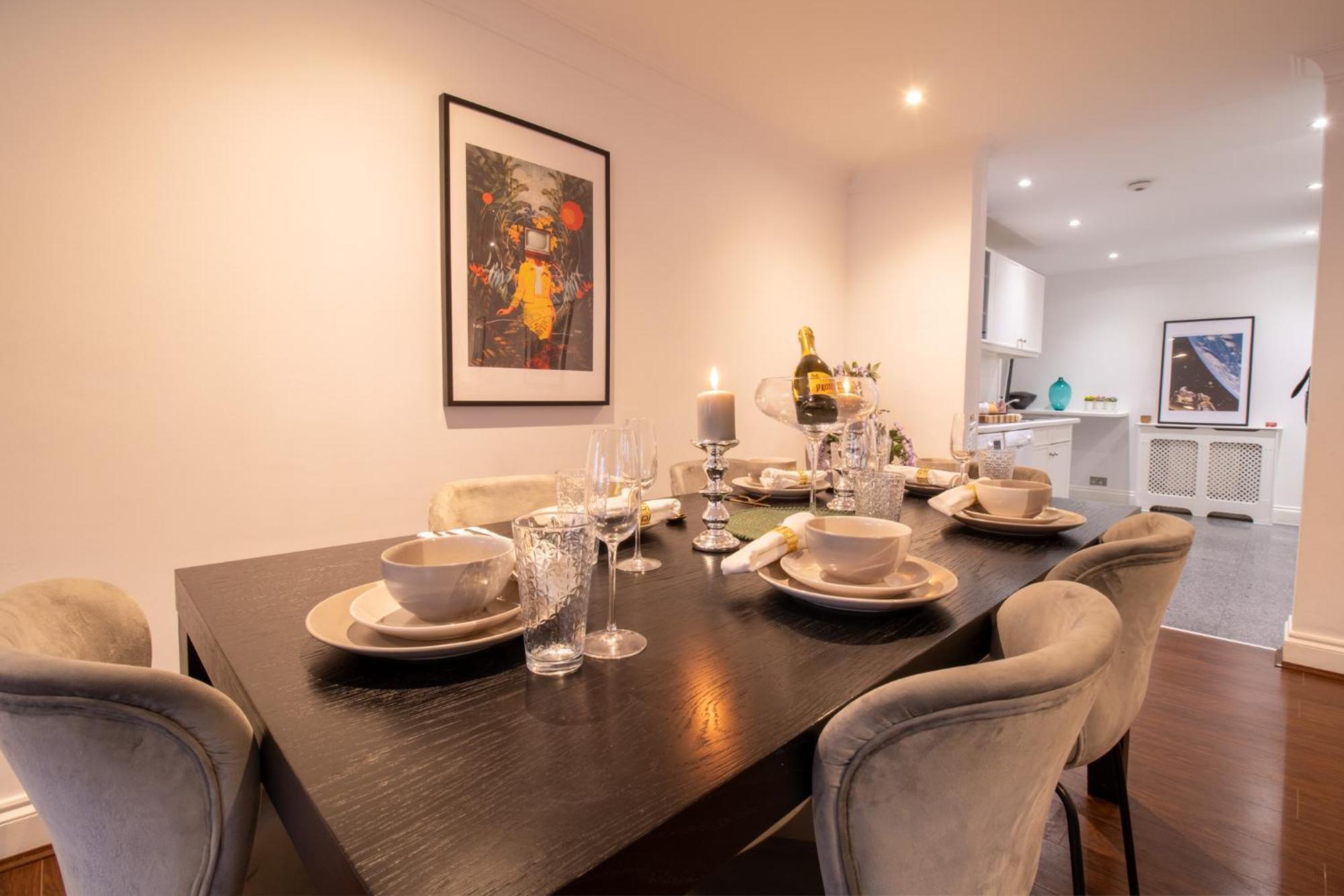 Spacious 2 Bedroom Flat With Pool Table Opposite Green Park 7 Apartment London