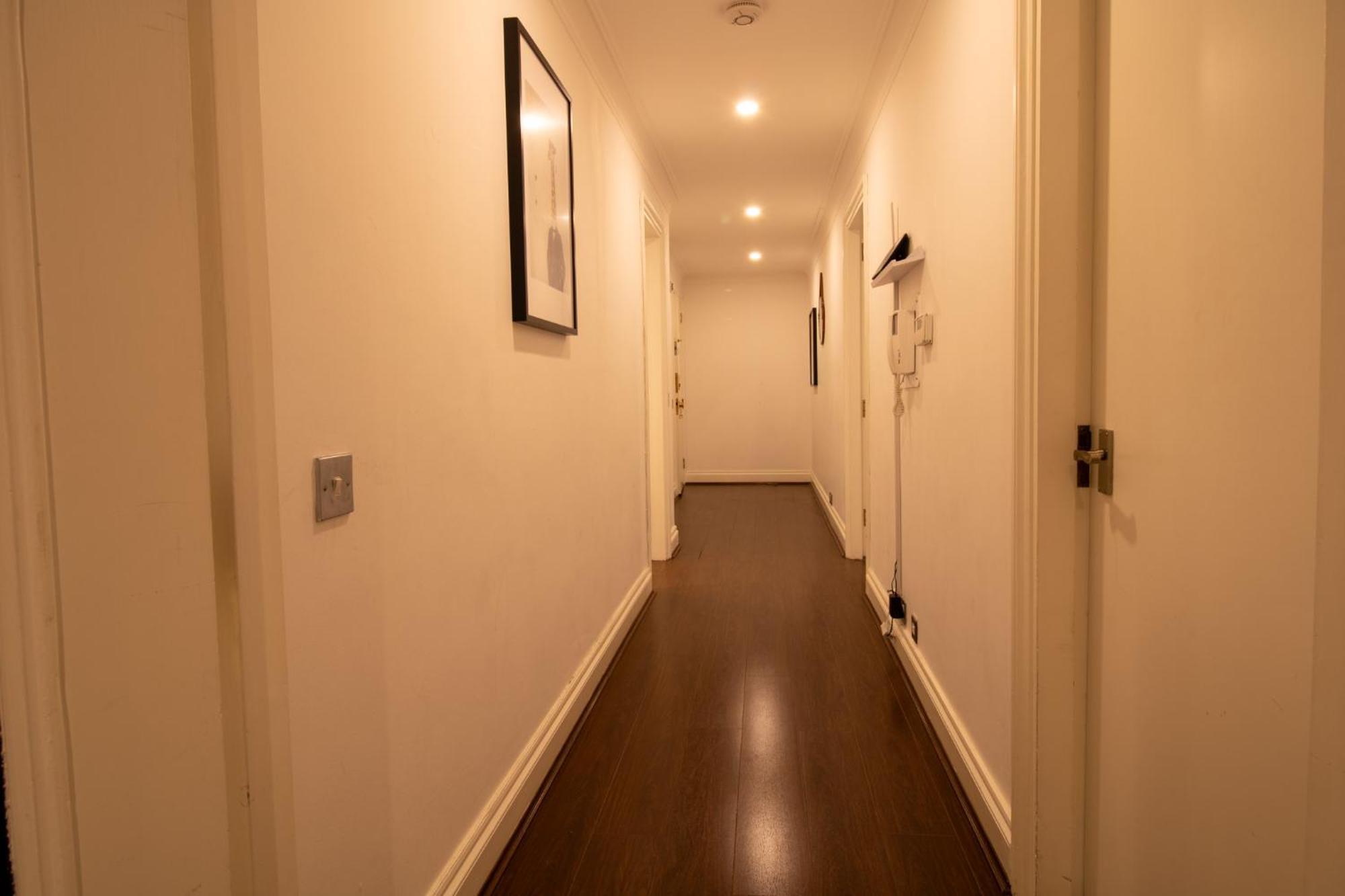 Spacious 2 Bedroom Flat With Pool Table Opposite Green Park 7 London