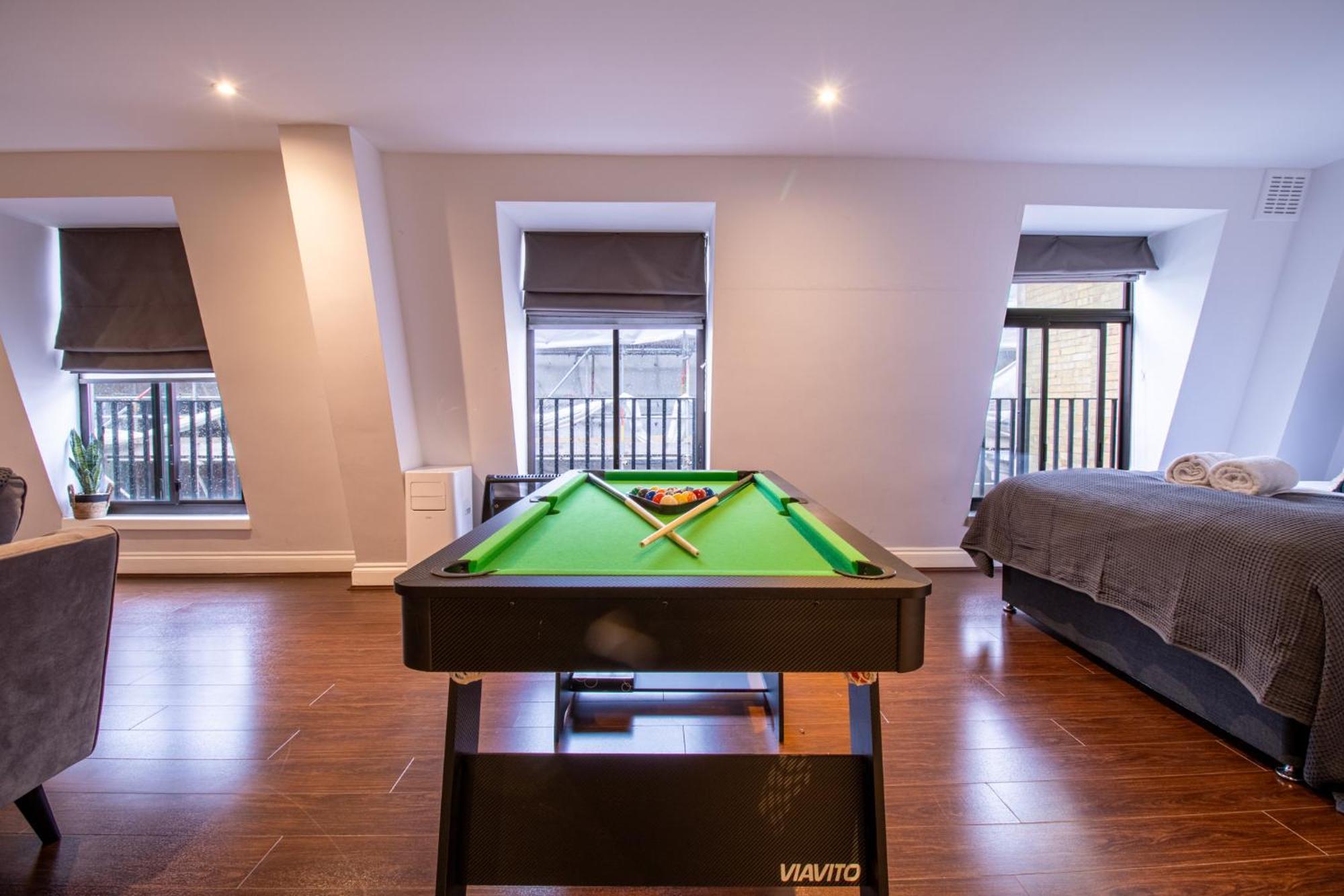 Spacious 2 Bedroom Flat With Pool Table Opposite Green Park 7 Apartment London