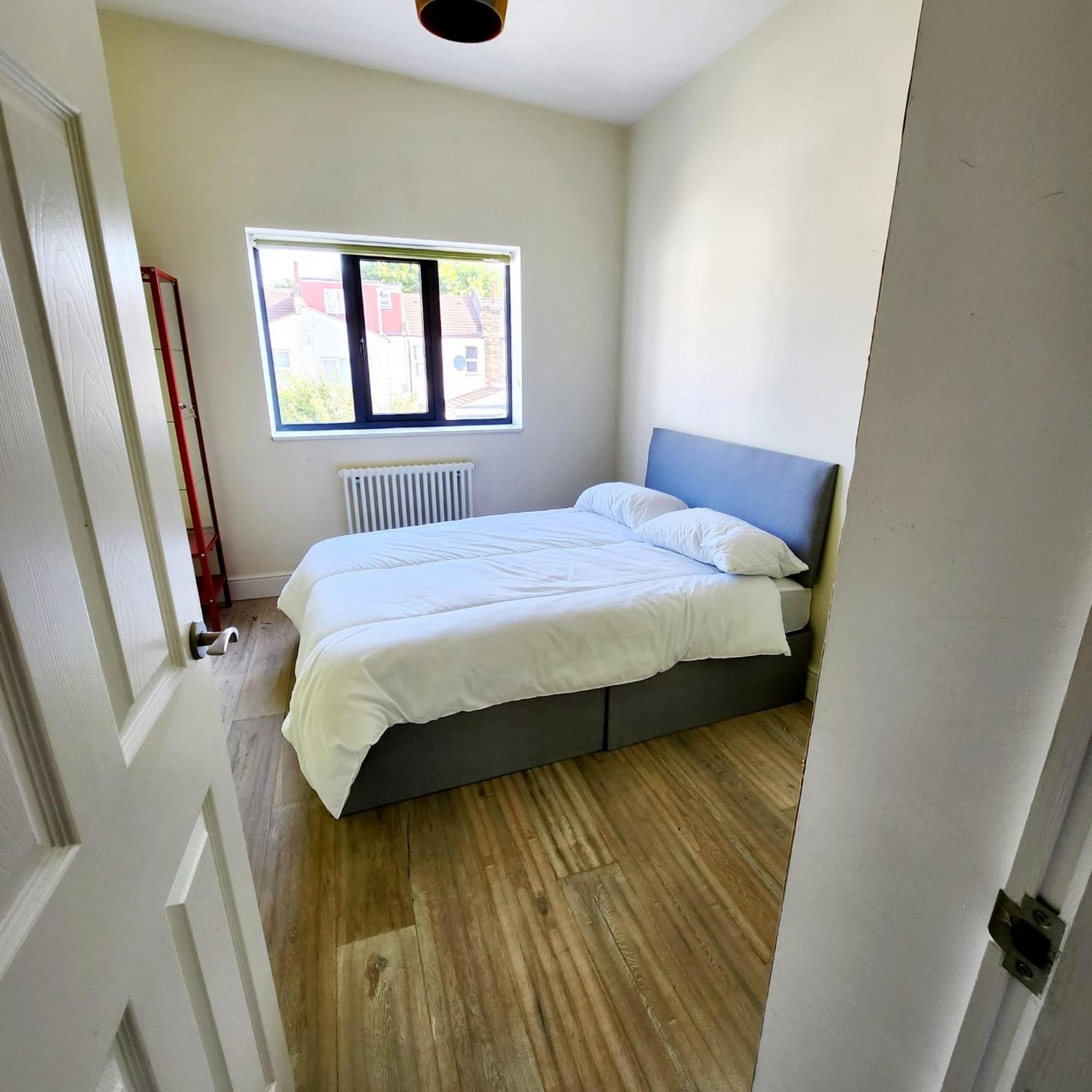 Contemporary 3 Bed House With Spacious Garden Close To Stratford & Canary Wharf Habitación en casa particular *