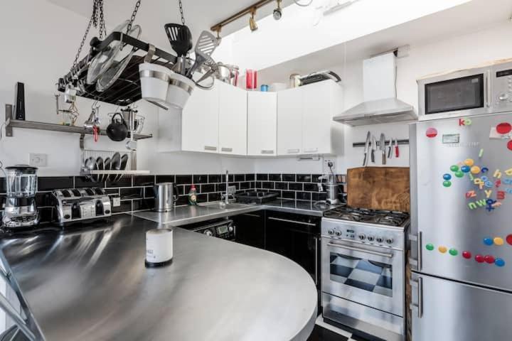 Guestready - Stylish Skyline Views, London