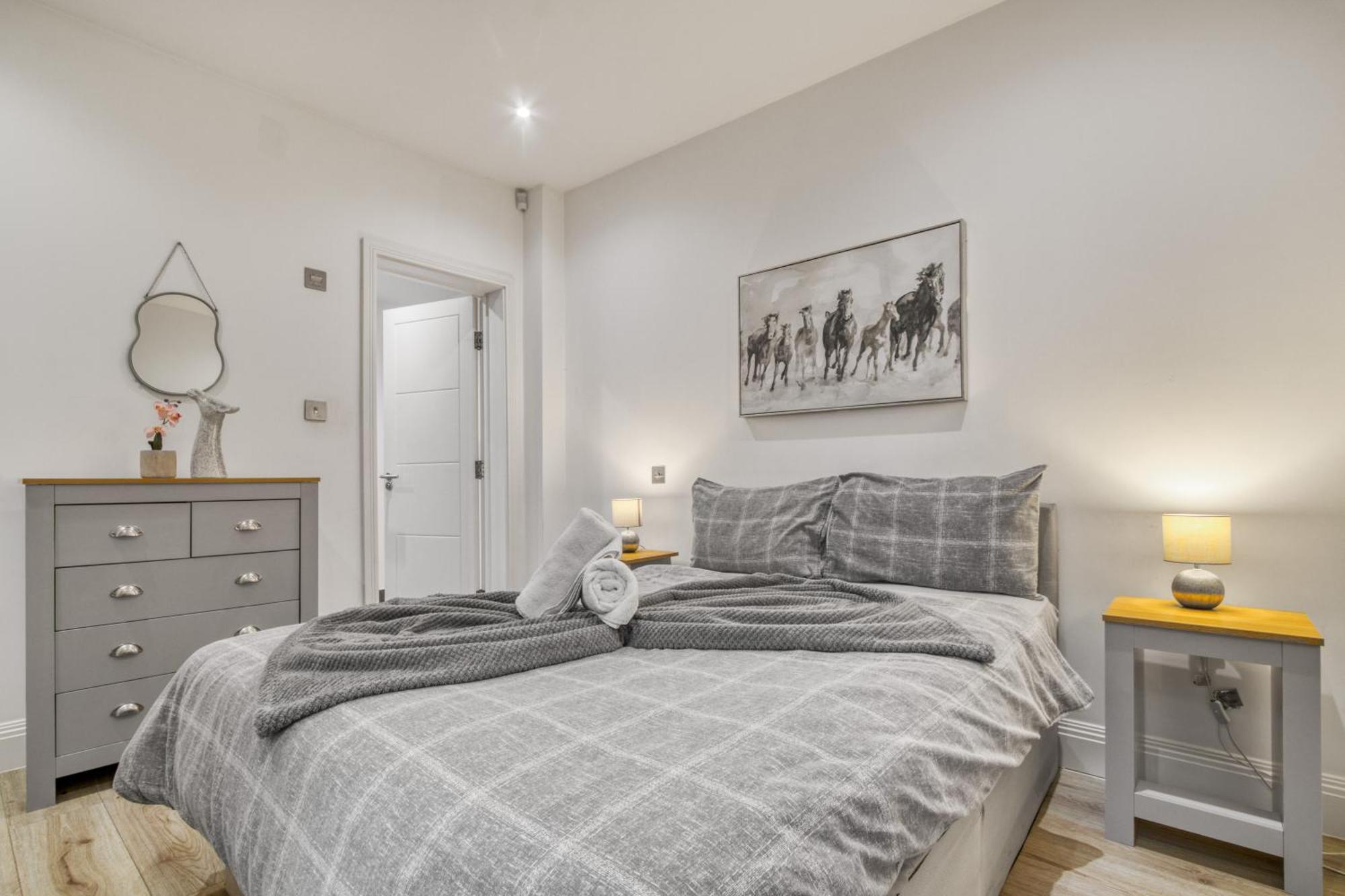 Chic Haven With Secret Garden Apartment