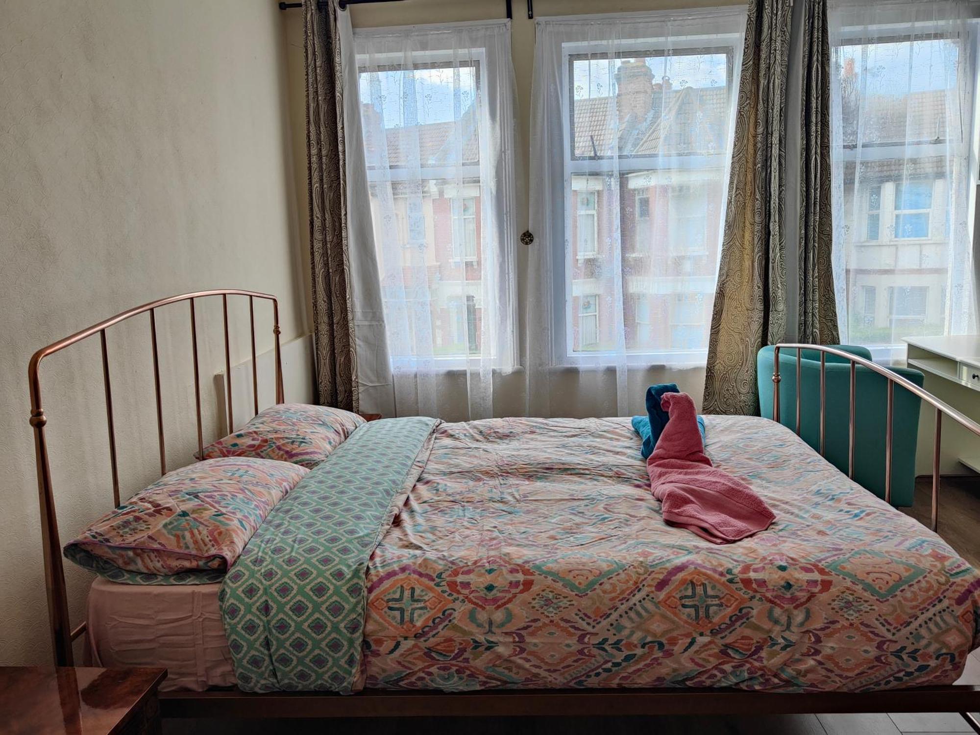 Gjestgiverier Elegant King Bed Get Away