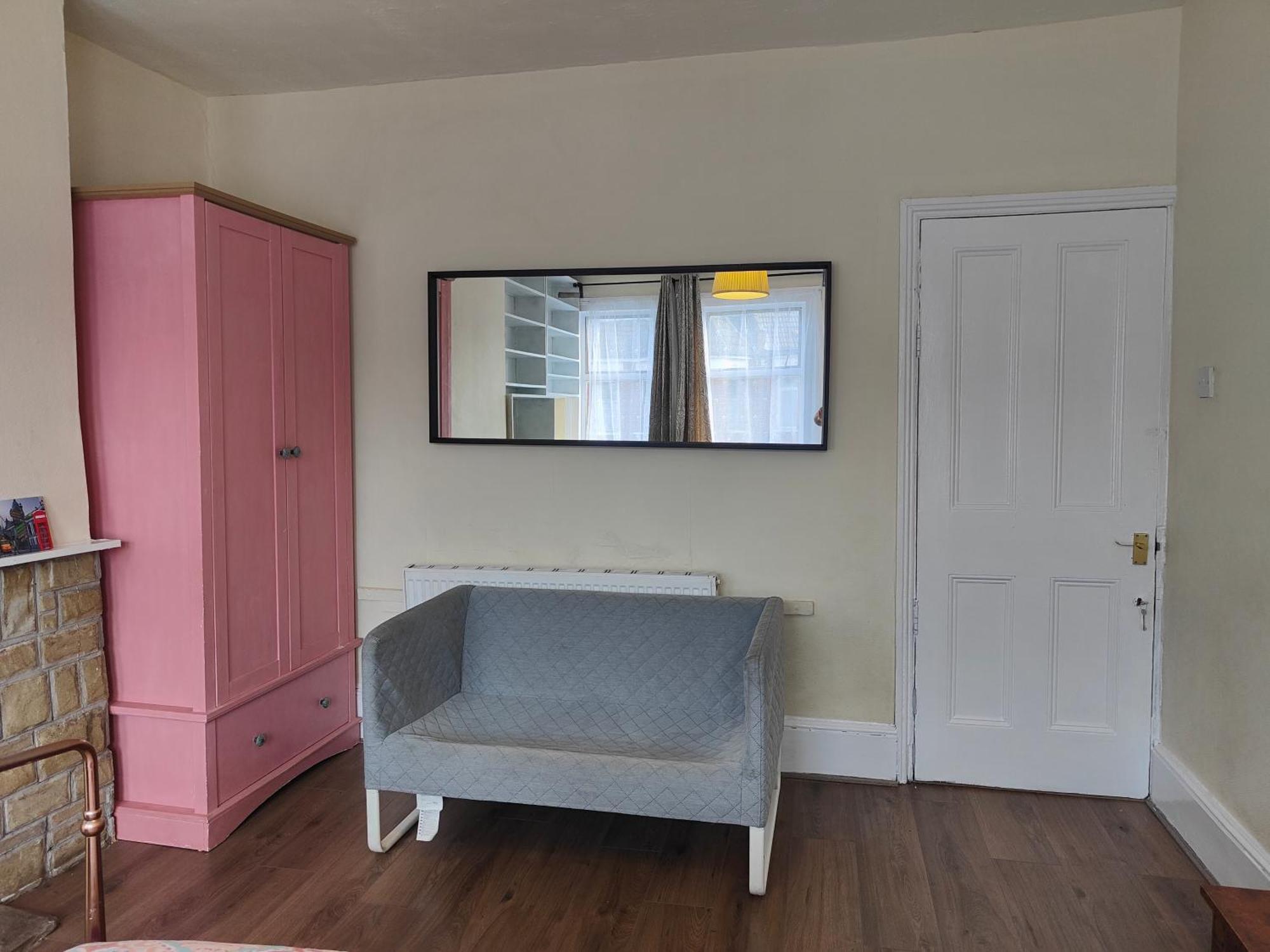 Elegant King Bed Get Away London