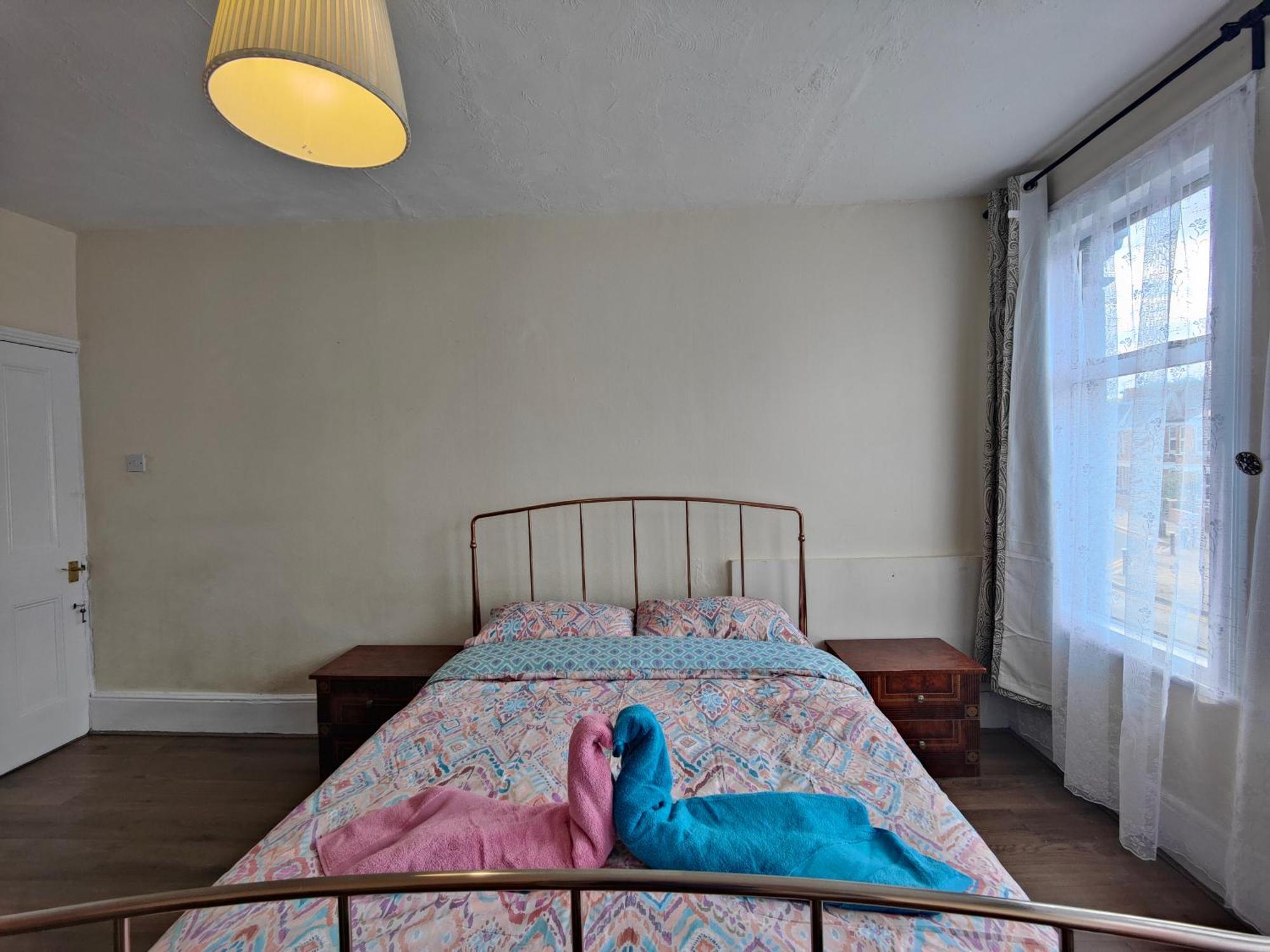 Elegant King Bed Get Away Gjestgiverier London