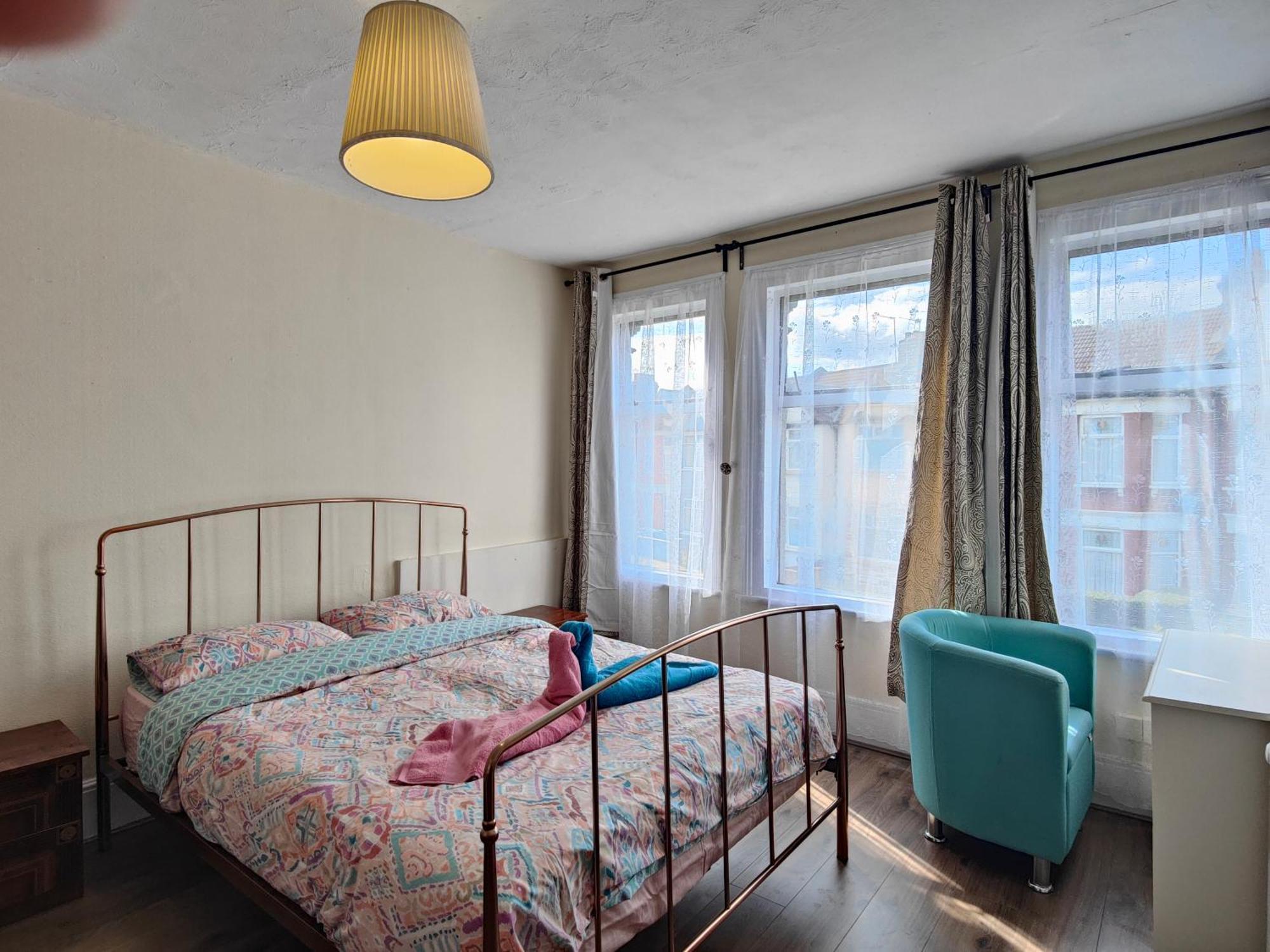 Elegant King Bed Get Away London