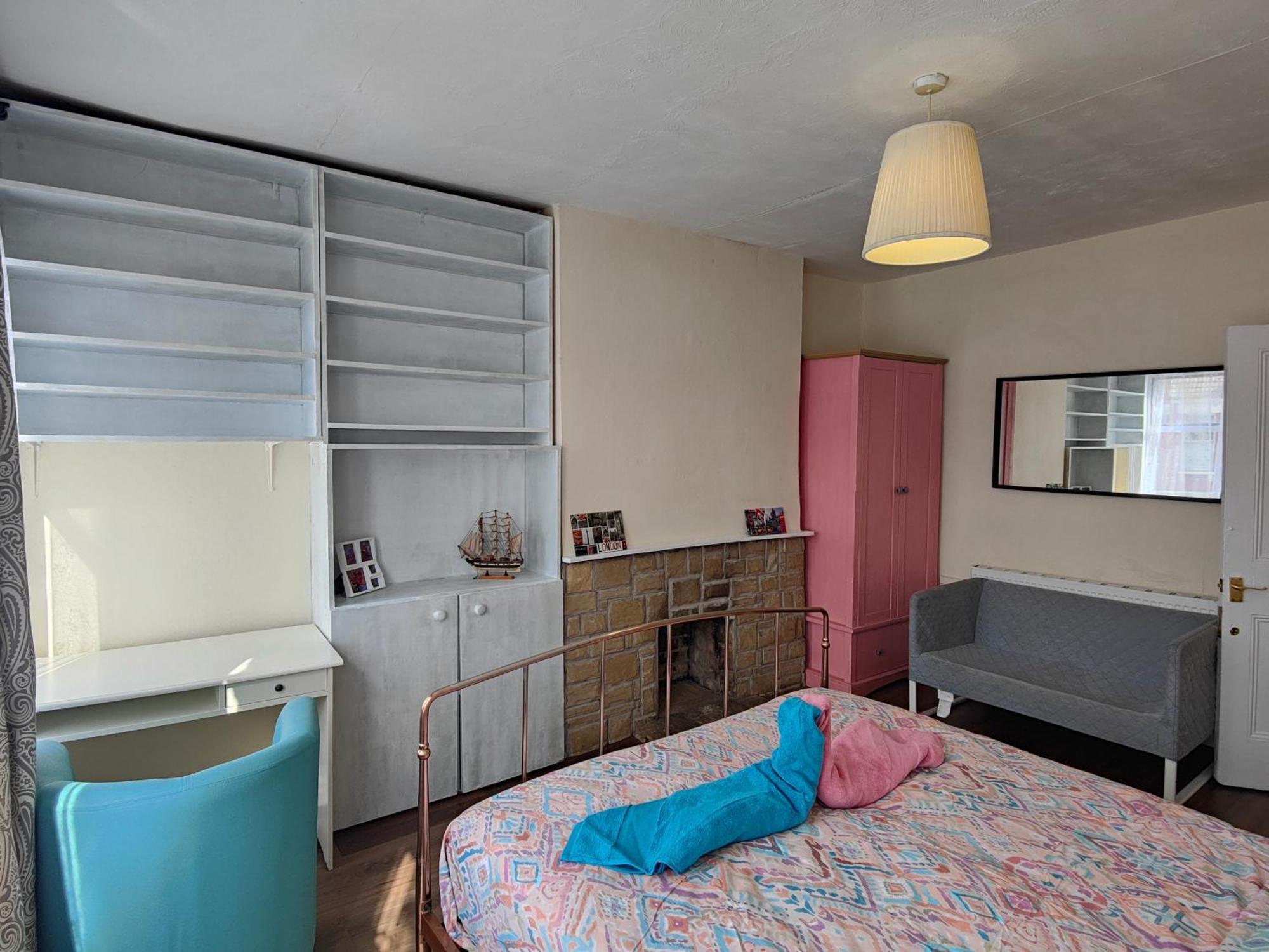 Elegant King Bed Get Away London